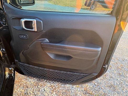 Used 2023 Jeep Gladiator Sport image 16