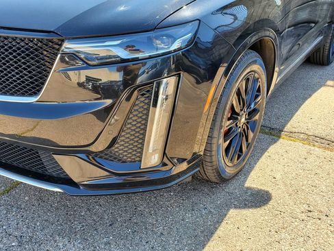 Used 2022 Cadillac XT6 Sport w/ Technology Package image 11