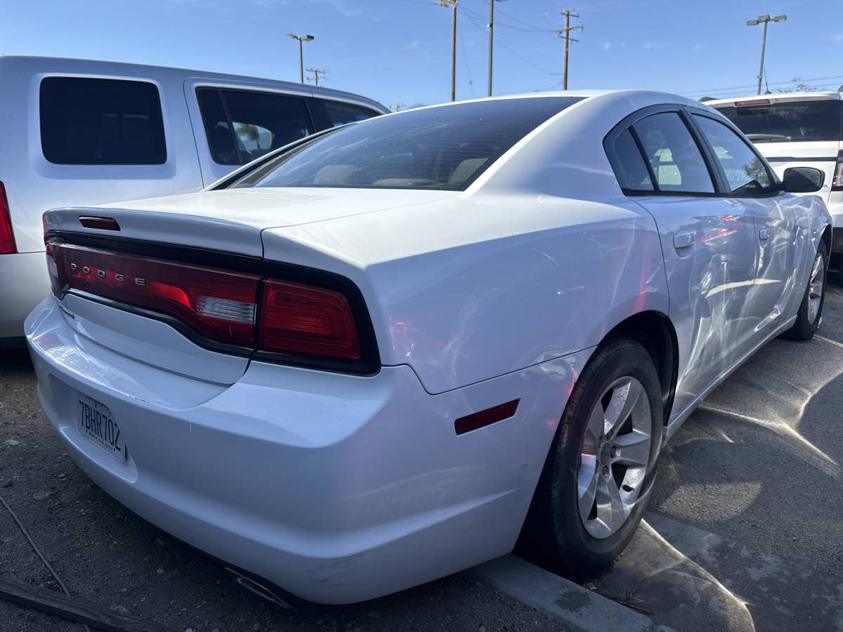 Used 2011 Dodge Charger SE RWD image 3
