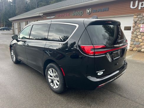 New 2026 Chrysler Pacifica Select image 7