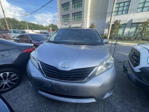 Used 2014 Toyota Sienna LE FWD image 16