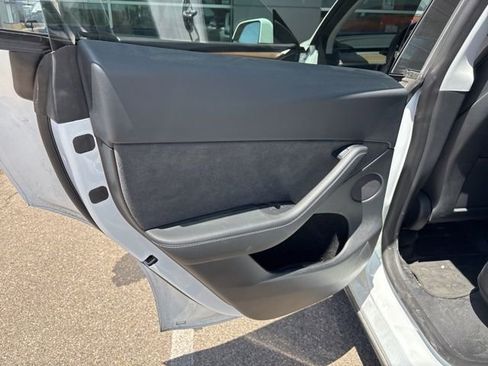 Used 2022 Tesla Model Y Long Range AWD/4WD image 18