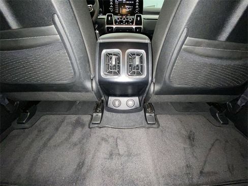 Used 2023 Kia Sorento LX image 28