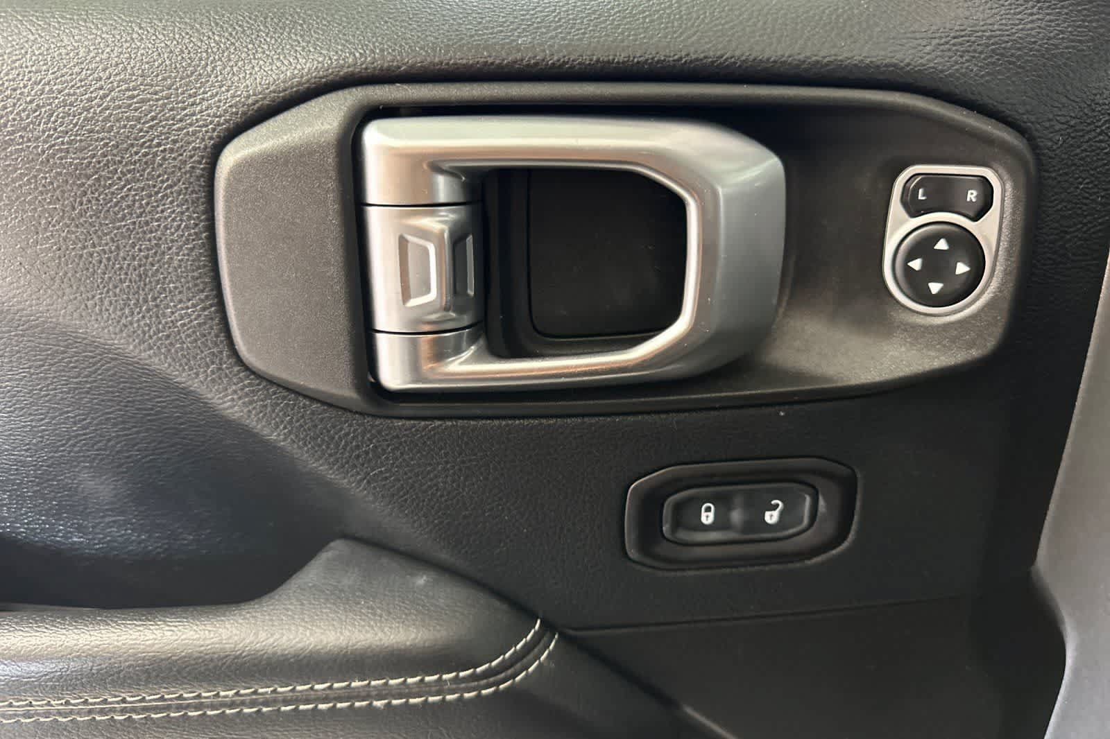 Used 2018 Jeep Wrangler Unlimited Sahara AWD/4WD image 12
