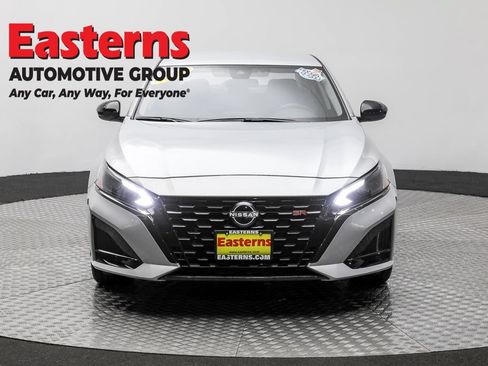 Used 2023 Nissan Altima 2.5 SR FWD image 2