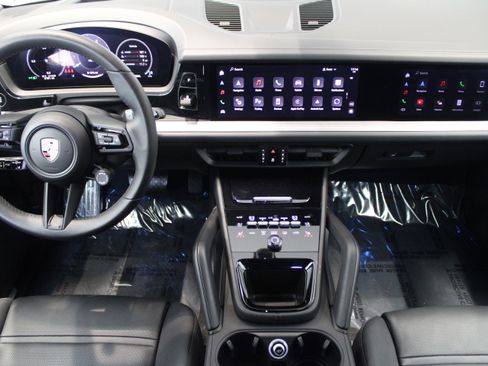 Certified 2025 Porsche Cayenne image 16