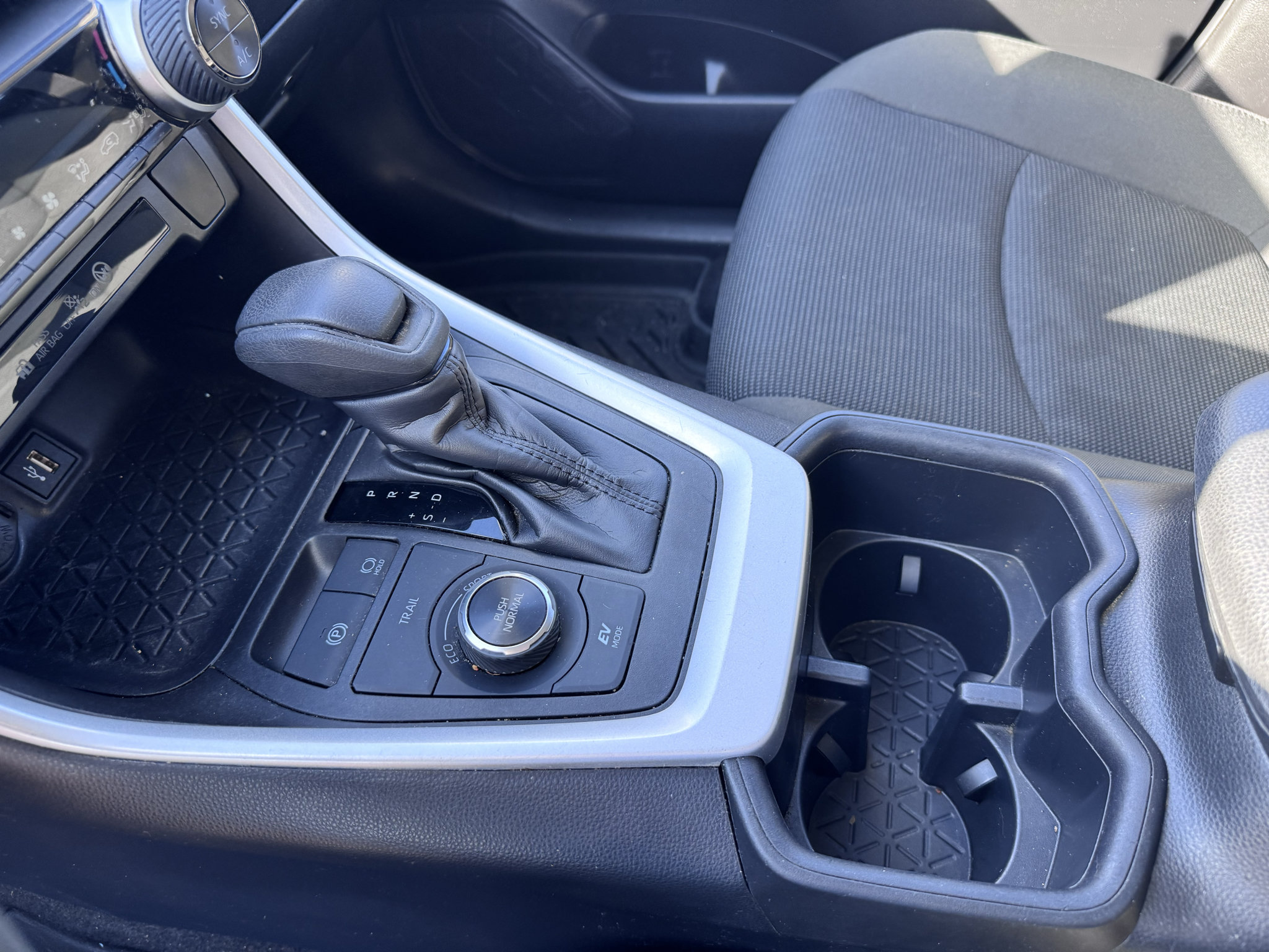Used 2025 Toyota RAV4 LE AWD/4WD image 13