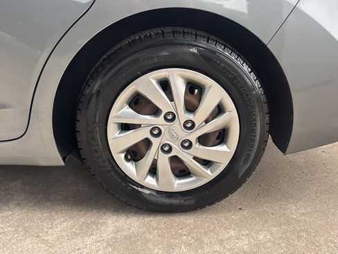 Used 2018 Hyundai Elantra SE FWD image 35