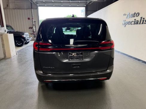 Used 2023 Chrysler Pacifica Touring-L FWD image 4