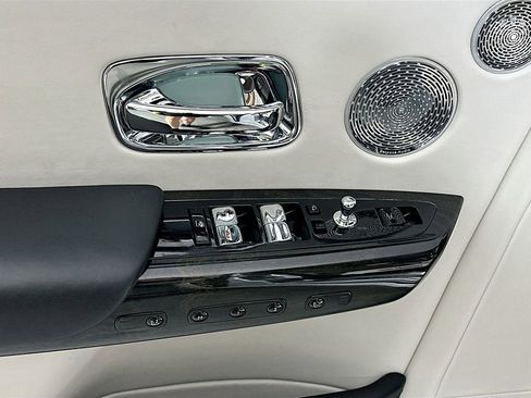 Used 2018 Rolls-Royce Phantom Sedan image 19