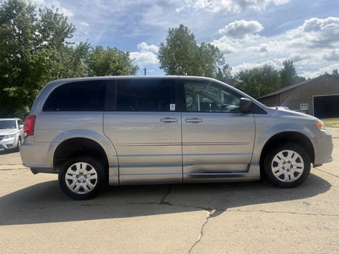 Used 2015 Dodge Grand Caravan SE w/ Quick Order Package 29E SE FWD image 7