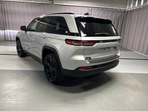 Used 2024 Jeep Grand Cherokee Altitude image 5