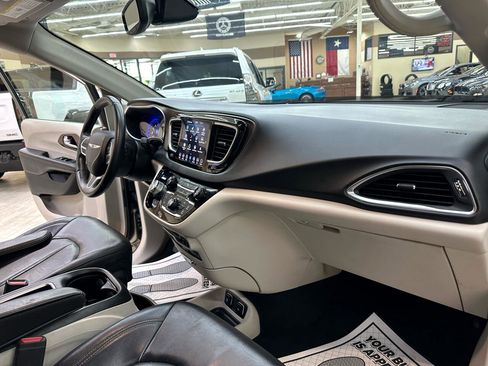 Used 2018 Chrysler Pacifica Touring-L Plus image 43