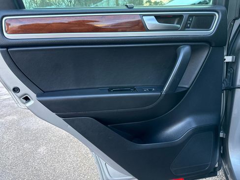 Used 2011 Volkswagen Touareg Hybrid image 25