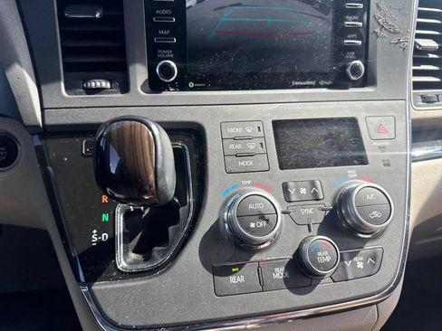 Used 2018 Toyota Sienna XLE Premium FWD image 17