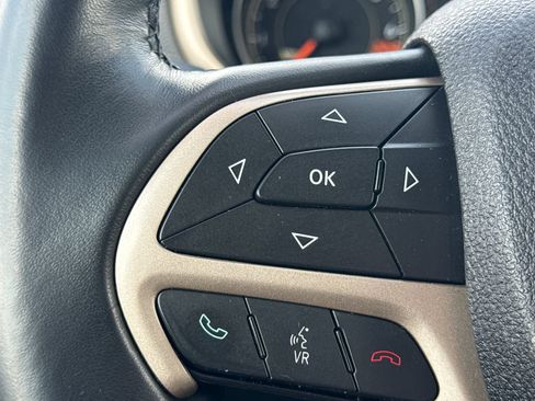 Used 2015 Jeep Cherokee Latitude FWD image 28