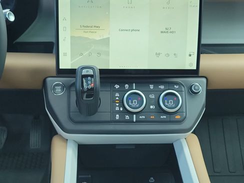New 2026 Land Rover Defender 130 X-Dynamic SE AWD/4WD image 19