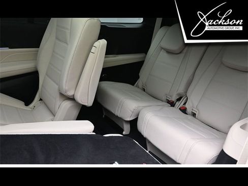 Used 2025 Mercedes-Benz GLS 450 4MATIC image 25