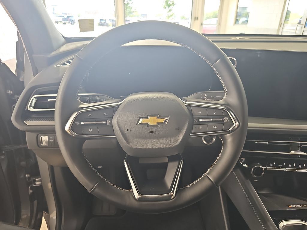Used 2025 Chevrolet Traverse LT FWD image 25