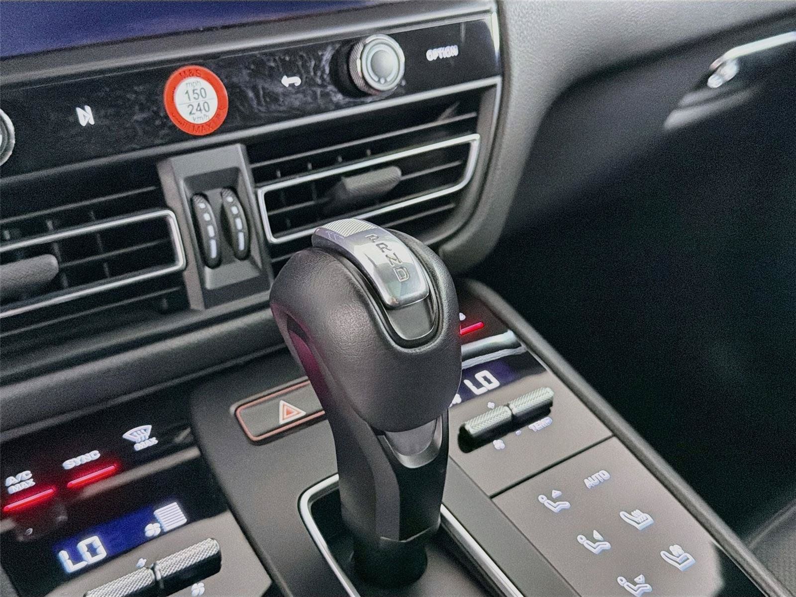 Certified 2022 Porsche Macan AWD/4WD image 33