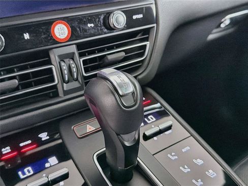 Certified 2022 Porsche Macan AWD/4WD image 33