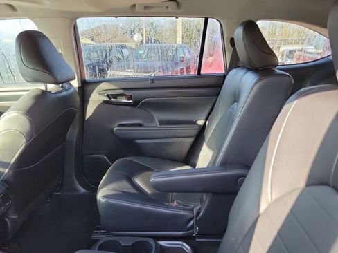 Used 2023 Toyota Highlander L image 31