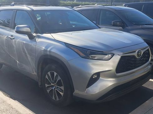 Used 2025 Toyota Highlander XLE AWD/4WD image 1