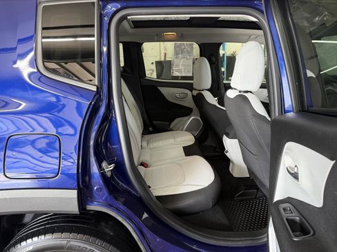 Used 2018 Jeep Renegade Latitude w/ UConnect 8.4 Nav Group AWD/4WD image 22