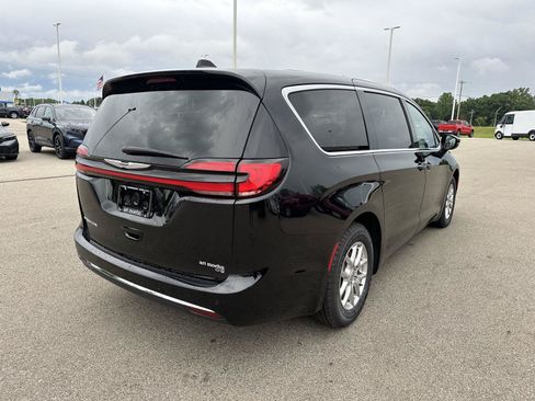 Used 2025 Chrysler Pacifica Select FWD image 8