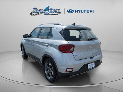 Used 2022 Hyundai Venue SEL FWD image 6