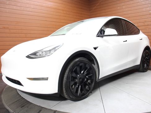 Used 2021 Tesla Model Y Long Range image 8