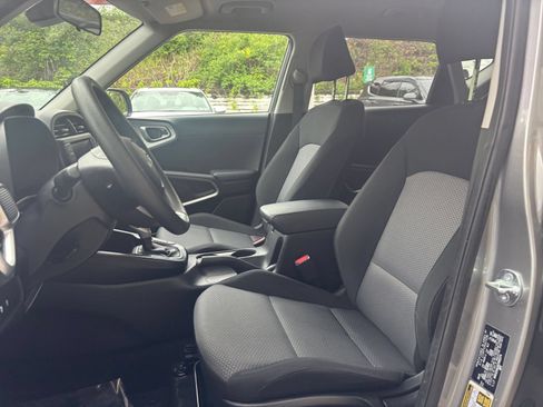 Used 2025 Kia Soul LX w/ LX Technology Package FWD image 34