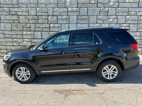 Used 2019 Ford Explorer XLT w/ Equipment Group 201A AWD/4WD image 3