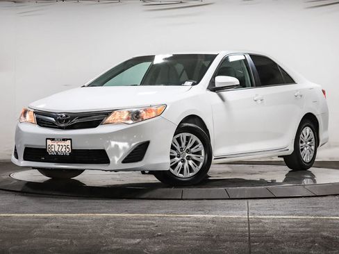 Used 2014 Toyota Camry LE FWD image 1