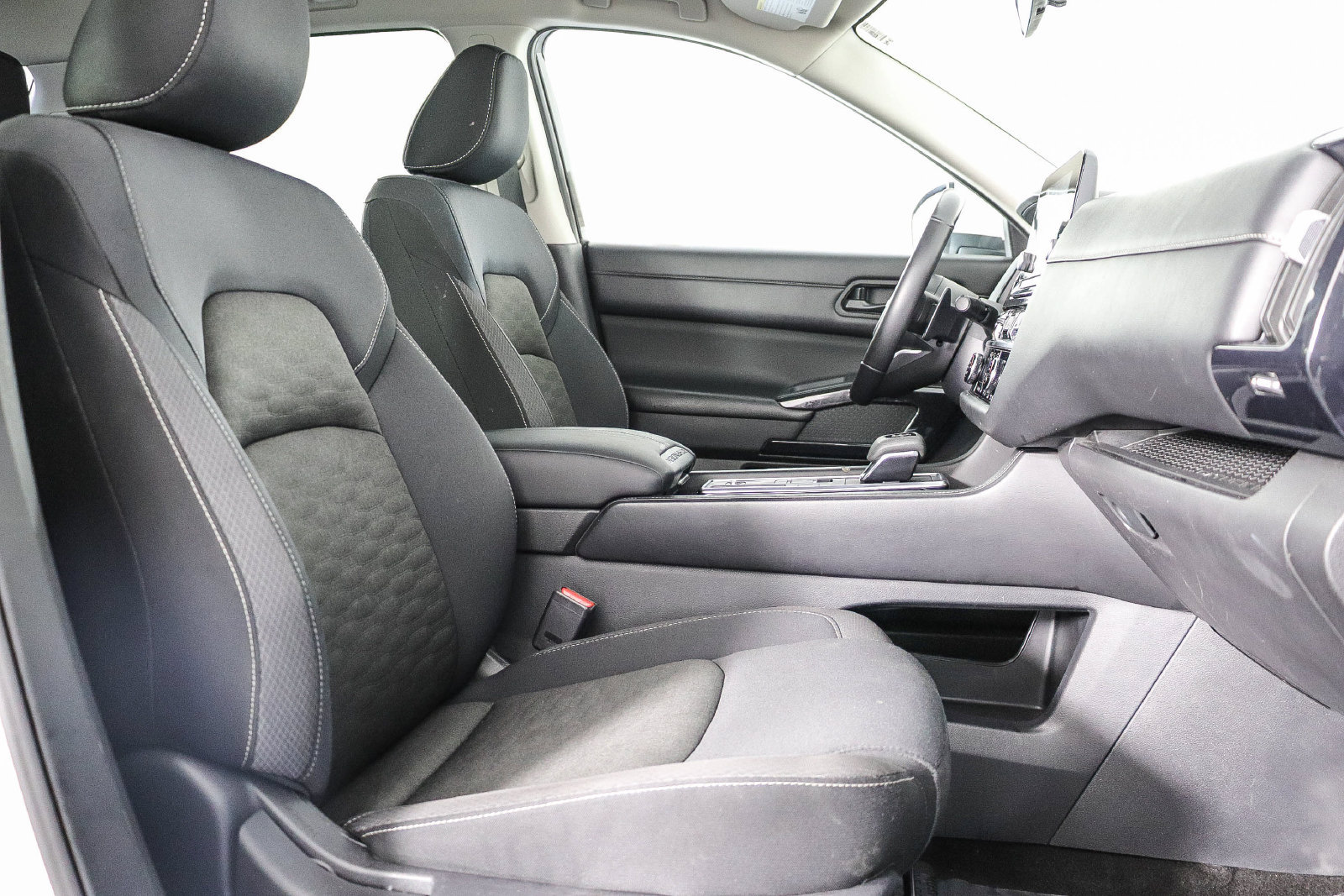 Used 2024 Nissan Pathfinder SV FWD image 17