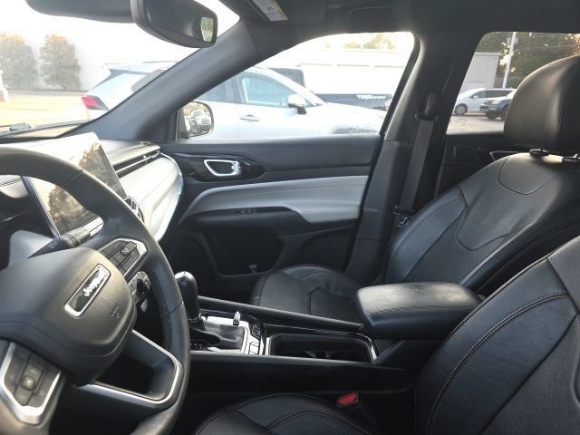Used 2023 Jeep Compass Limited w/ Sun and Sound Group AWD/4WD image 11
