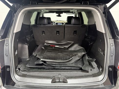 Used 2023 GMC Acadia SLT w/ Preferred Package image 4