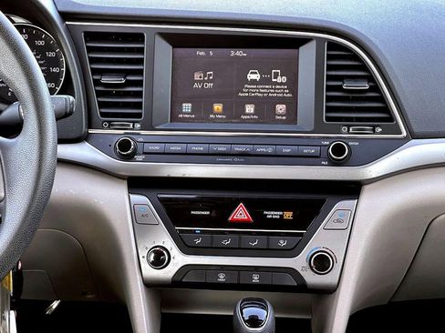 Used 2017 Hyundai Elantra SE image 30