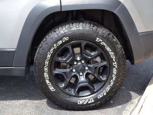 Used 2020 Jeep Cherokee Trailhawk w/ Cold Weather Group AWD/4WD image 55