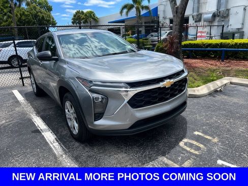 Used 2024 Chevrolet Trax LS FWD image 1