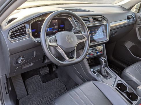 Used 2022 Volkswagen Tiguan SE image 16