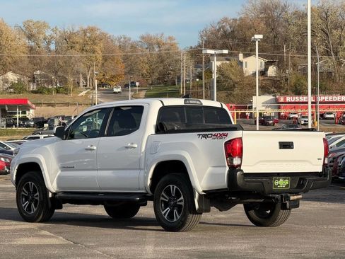 Used 2016 Toyota Tacoma TRD Sport image 5