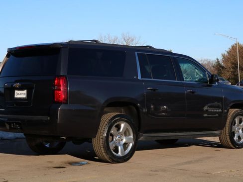 Used 2018 Chevrolet Suburban LT w/ Luxury Package image 7
