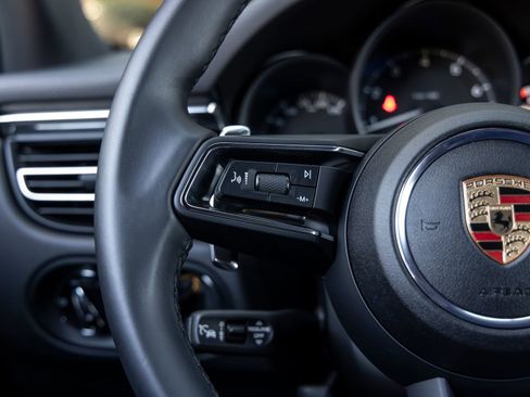 Certified 2025 Porsche Macan AWD/4WD image 30