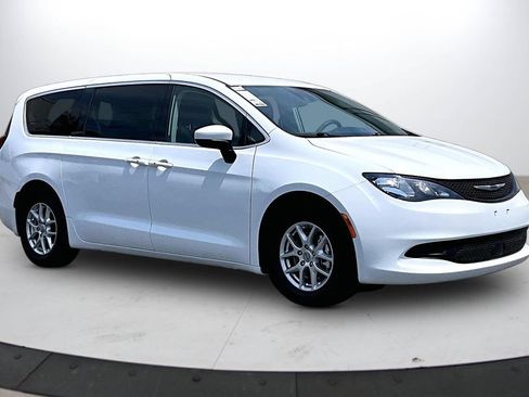 Certified 2023 Chrysler Voyager LX FWD image 2