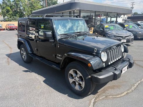 Used 2017 Jeep Wrangler Unlimited Sahara AWD/4WD image 5