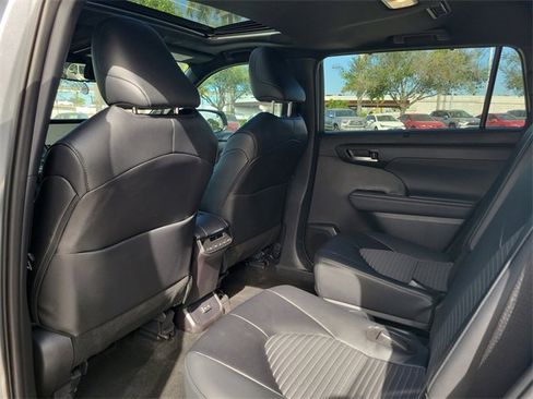 Used 2025 Toyota Highlander XSE image 5