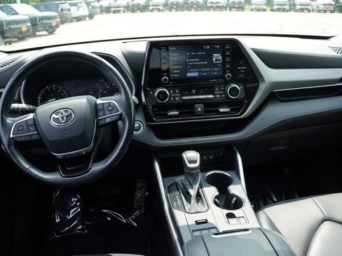 Used 2021 Toyota Highlander XLE AWD/4WD image 20