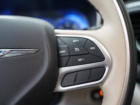 Used 2017 Chrysler Pacifica Limited w/ UConnect Theater Package FWD image 14