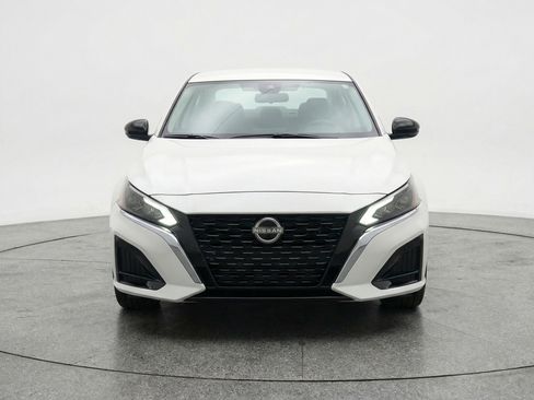 Used 2025 Nissan Altima 2.5 SV FWD image 2